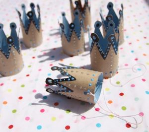 Manualidades infantiles coronas de cartón