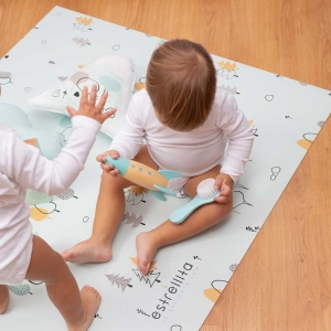 Alfombra infantil vinílica mint con árboles y niños jugando. Alfombra de bebé e infantil de la tienda online de textil hogar, accesorios y decoración infantil con confección propia en la Comunidad Valenciana. Diseños propios con tejidos 100% algodón orgánico, hechos en España, sostenibles y ecológicos