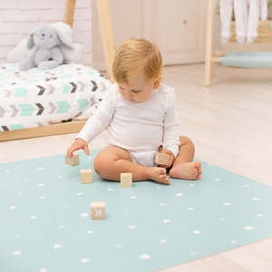 Alfombra mint con estrellas. Playroom con alfombra vinílica infantil antideslizante y aislante