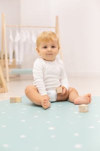 Alfombra infantil mint con estrellas blancas. Alfombra vinílica infantil aislante y antedeslizante de color mint con estrellas blancas.