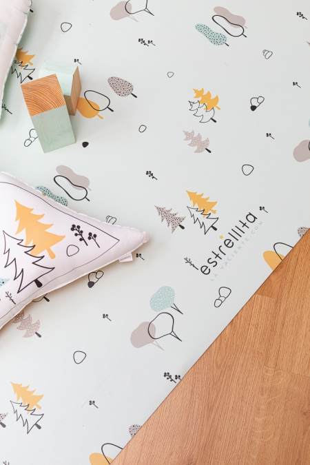 Detalle alfombra infantil vinílica mint con árboles . Alfombra de bebé e infantil de la tienda online de textil hogar, accesorios y decoración infantil con confección propia en la Comunidad Valenciana. Diseños propios con tejidos 100% algodón orgánico, hechos en España, sostenibles y ecológicos