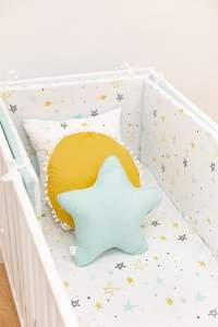 Funda protector cuna noche estrellada mostaza reversible en mint