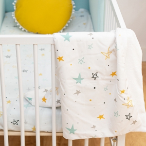 Textil bebé noche estrellada mostaza. Funda nórdica noches estrellada mostaza, funda protector mint, cojín borlas mostaza y manta polar noche estrellada mostaza