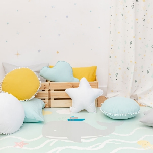 Decoración habitación infantil. Cortina noche estrellada mostaza, papel pintado noche estrellada mostaza, alfombra ballena, cojín estrella gris, nube mint, cojín cuadrado mostaza, gris, mint, cojín borlas mostaza, mint y blanco.