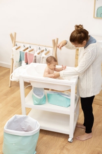 Rutina antes de acostarse. Mamá bañando a su bebé