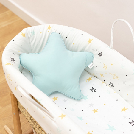 Vestidura para capazo noche estrellada mostaza. Vestidura de moisés de bebé de la tienda online de textil hogar, accesorios y decoración infantil con confección propia en la Comunidad Valenciana. Diseños propios con tejidos 100% algodón orgánico, hechos en España, sostenibles y ecológicos.