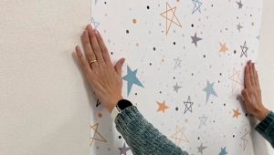 Poner papel pintado en paredes
