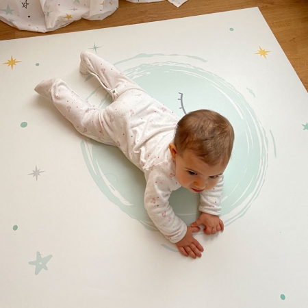Alfombra infantil vinílica rectangular luna mint. Alfombra de bebé e infantil de la tienda online de textil hogar, accesorios y decoración infantil con confección propia en la Comunidad Valenciana. Diseños propios con tejidos 100% algodón orgánico, hechos en España, sostenibles y ecológicos