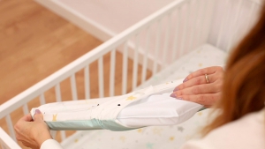 Relleno protector de cuna bebé. Relleno de protector de cuna que se puede desenfundar de Estrellita la Valiente.