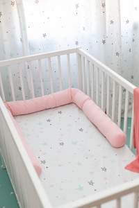 Rulo protector de cuna rosa bebé