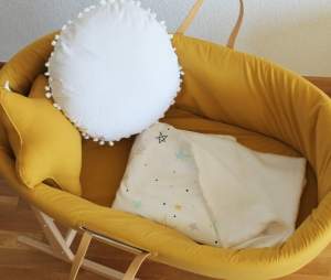 Manta polar noche estrellada mostaza, vestidura mostaza y cojín estrella mostaza.