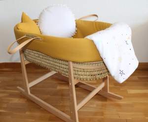 vestidura de capazo liso mostaza con manta polar noche estrellada mostaza y cojín estrella mostaza