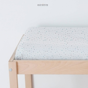 Detalle funda cambiador triángulos gris y mint. Estrellita la Valiente.