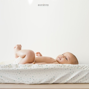 Funda cambiador Estrellita la Valiente triángulos gris y mint con bebe tumabdo.