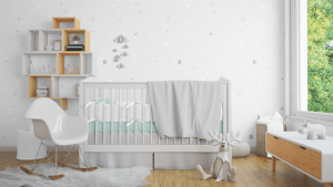Manta polar gris en cuna