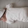 Bebé durmiendo sobre sábana mini cuna y capazo cuadro vichy gris. Tejido 100% algodón orgánico. Estrellita la Valiente.