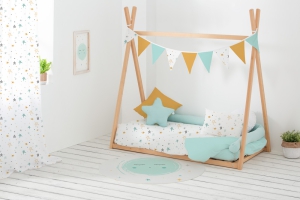 Cama tipi de madera modelo Montessori. Funda nórdica Noche estrellada mostaza y guirnalda de banderines. Estrellita la Valiente.