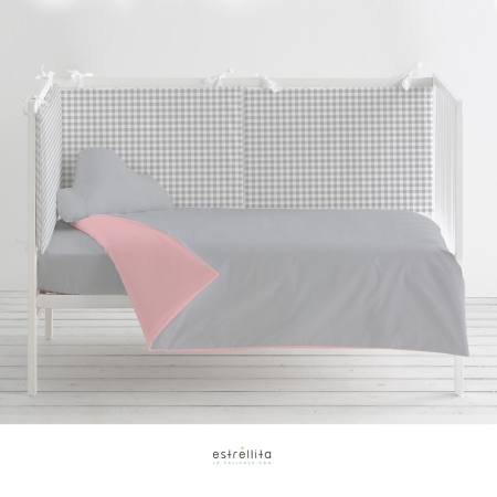 Funda protector cuna vichy gris con edredón gris reversible rosa y cojín nube gris. Tejido 100% algodón orgánico. Estrellita la Valiente.