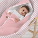 Vestidura para capazo vichy rosa con bebé. Vestidura de moisés de bebé de la tienda online de textil hogar, accesorios y decoración infantil con confección propia en la Comunidad Valenciana. Diseños propios con tejidos 100% algodón orgánico, hechos en España, sostenibles y ecológicos.