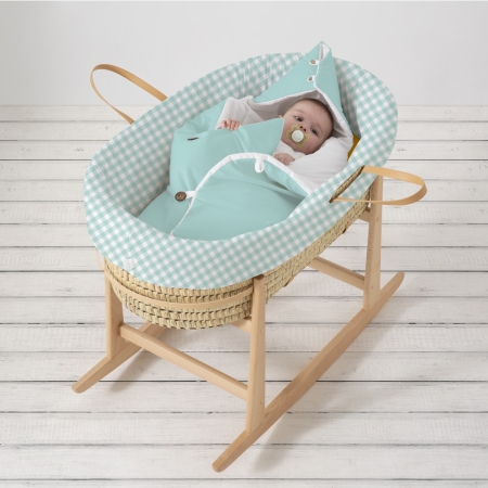 Vestidura para capazo vichy mint. Vestidura de moisés de bebé de la tienda online de textil hogar, accesorios y decoración infantil con confección propia en la Comunidad Valenciana. Diseños propios con tejidos 100% algodón orgánico, hechos en España, sostenibles y ecológicos.