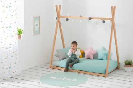 Cama tipi de madera modelo Montessori. Funda nórdica mint reversible vichy mint y alfombra vinílica redonda. Estrellita la Valiente.