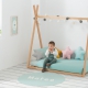 Cama tipi de madera modelo Montessori. Funda nórdica mint reversible vichy mint y alfombra vinílica redonda. Estrellita la Valiente.