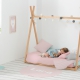 Cama tipi de madera modelo Montessori. Funda nórdica cuadro vichy rosa reversible rosa y lámina personalizada infantil corazón cuadro vichy rosa . Estrellita la Valiente.