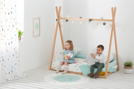 Cama tipi de madera modelo Montessori. Funda nórdica Noche estrellada mostaza y cortina noche estrellada mostaza. Estrellita la Valiente.