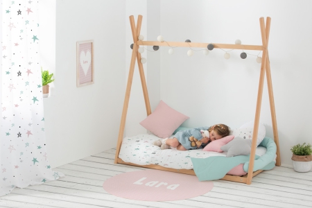 Cama tipi de madera modelo Montessori. Funda nórdica Noche estrellada rosa y lámina personalizada infantil corazón cuadro vichy rosa. Estrellita la Valiente.