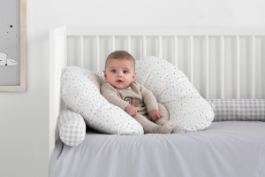 Cojín de lactancia triángulos gris y mint y rulo protector vichy gris. Tejidos 100% algodón orgánico.