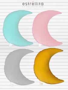 Cojín con forma de media luna colores Estrellita la Valiente: mint, rosa, gris y mostaza.