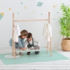 Perchero tipi de madera lacada con bajo perchero de tejido cuadro vichy mint, alfombra vinílica rectangular espacio mint y vinilo cohete mint.