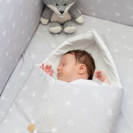 Saco polar infantil el espacio gris de Estrellita la Valiente. Tejido interior polar y tejido exterior 100% algodón orgánico. Con botones de madera de coco natural y cremallera en la parte de abajo para facilitar la colocación del bebé.