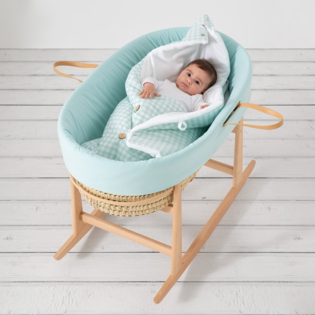 Vestidura para capazo mint con saco polar vichy mint. Vestidura de moisés de bebé de la tienda online de textil hogar, accesorios y decoración infantil con confección propia en la Comunidad Valenciana. Diseños propios con tejidos 100% algodón orgánico, hechos en España, sostenibles y ecológicos.