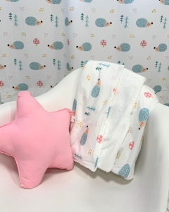 Manta polar Ericete sobre silla con cojín estrella rosa. Estrellita la Valiente. Manta con diseños de erizos.