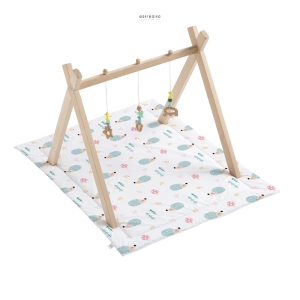 Alfombra acolchada Ericete, algodón orgánico de Estrellita la Valiente con gimnasio infantil. Tejido con motivos de erizos, setas y árboles.