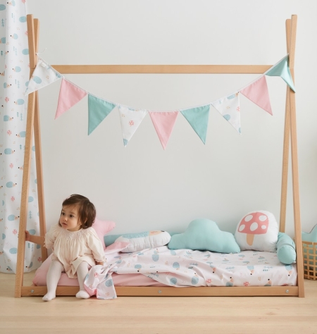 Ambiente de una niña en cama tipi Montessori de funda nórdica Ericete reversible rosa algodón orgánico Estrellita la Valiente. Tejido con motivos de erizos, setas y árboles.