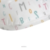 Detalle cremallera cojín de lactancia ergonómico y desenfundable Abecedario con letras del abecedario de distinos colores de Estrellita la Valiente. Tejido 100% algodón orgánico.
