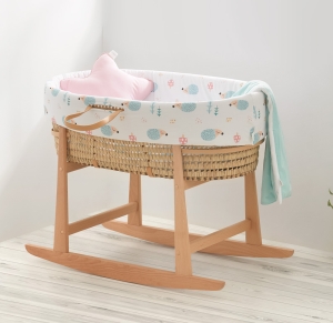 Ambiente capazo de bebé con balancín y vestidura Ericete, cojín estrella rosa algodón orgánico de Estrellita la Valiente con motivos de erizos, setas y árboles.