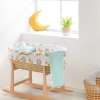 Ambiente capazo de bebé con vestidura Rey de la Selva manta polar mint, cojín estrella mint, cojín luna mostaza y cojín luna gris. Algodón orgánico de Estrellita la Valiente. Tejido con motivos de leones, palmeras, coronas y estrellas.