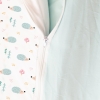 Detalle cremallera saco nórdico Ericete bajera mint. Diseño con erizos, setas y árboles de varios colores
