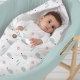 Detalle bebé en saco algodón de bebé Ericete con vestidura mint. Tejido 100% algodón orgánico de Estrellita la Valiente con motivos de erizos, setas y árboles.