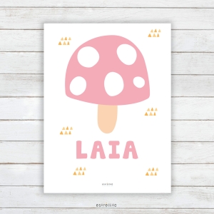 Lámina infantil seta rosa colección Ericete de Estrellita la Valiente personalizada. Set rosa con rocas mostaza y nombre de LAIA