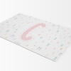 Alfombra vinílica rectangular Abecedario de Estrellita la Valiente personalizada. Con la letra C en grande y el resto de letras del abecedario de varios colores.