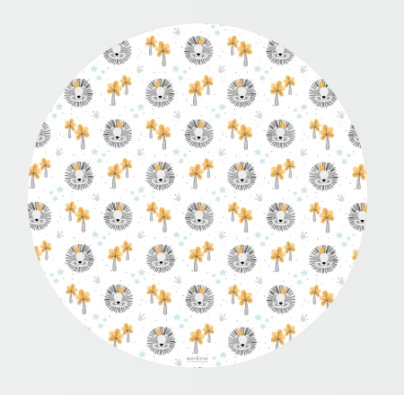 Alfombra vinílica infantil redonda Rey de la Selva de Estrellita la valiente. El diseño tiene caritas de leones, palmeras, coronas y estrellas mint.