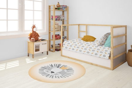 Habitación infantil con alfombra vinílica redonda carita Rey de la Selva mostaza y textiles 100% algodón orgánico de Estrellita la valiente. El diseño tiene una carita de león sobre un fondo degradado mostaza y blanco