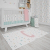 Habitación infantil con alfombra vinílica rectangular Abecedario personalizada, textiles 100% algodón orgánico y vinilo colección Abecedario de Estrellita la Valiente. Con la letra C en grande y el resto de letras del abecedario de varios colores.