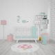 Habitación infantil con una cuna, cortinas 100% algodón orgáinco y Alfombra vinílica redonda con el dibujo de una seta rosa de la colección Ericete de Estrellita la Valiente. Una seta rosa rodeada de árboles mint, círculos rosa y un erizo que se esconde tras la seta.