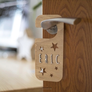 Placa pomo de puerta madera estrellas personalizable de Estrellita la Valiente. Placa pomo de puerta con el nombre de Eric y troquelado de Estrellas.