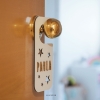 Detalle Placa pomo de puerta blanca estrellas personalizable de Estrellita la Valiente. Placa pomo de puerta con el nombre de Paula y troquelado de Estrellas